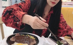 官方通报女生抗议男生偷窥:系恶作剧